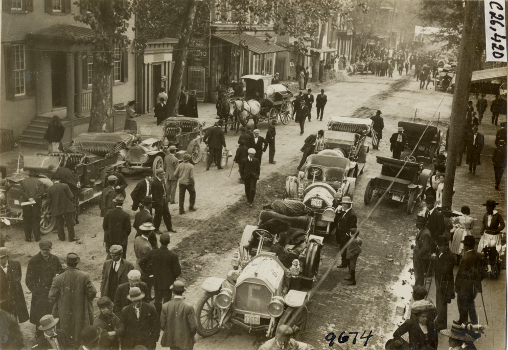 Automobiles lined up in street, 1909 New York-Atlanta Good Roads Tour