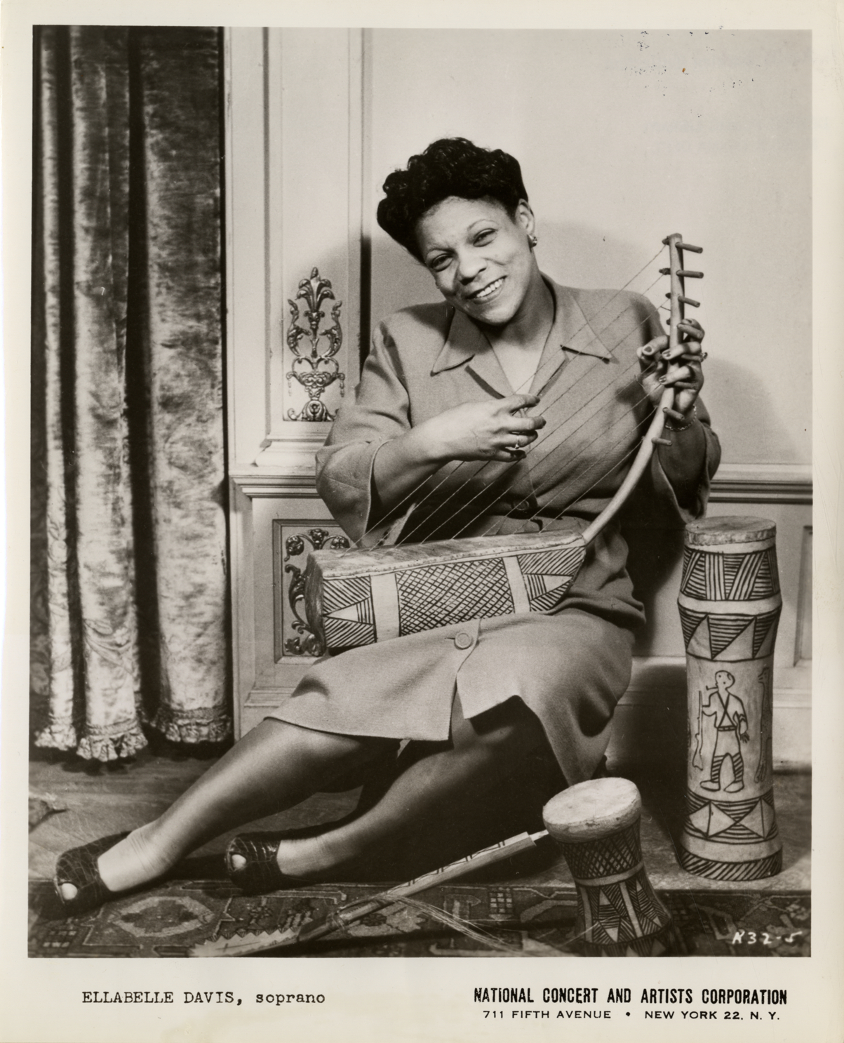 Ellabelle Davis playing harp bow