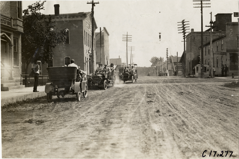 Alice Ramsey and passengers in Maxwell automobile, 1909 Alice H. Ramsey Tour