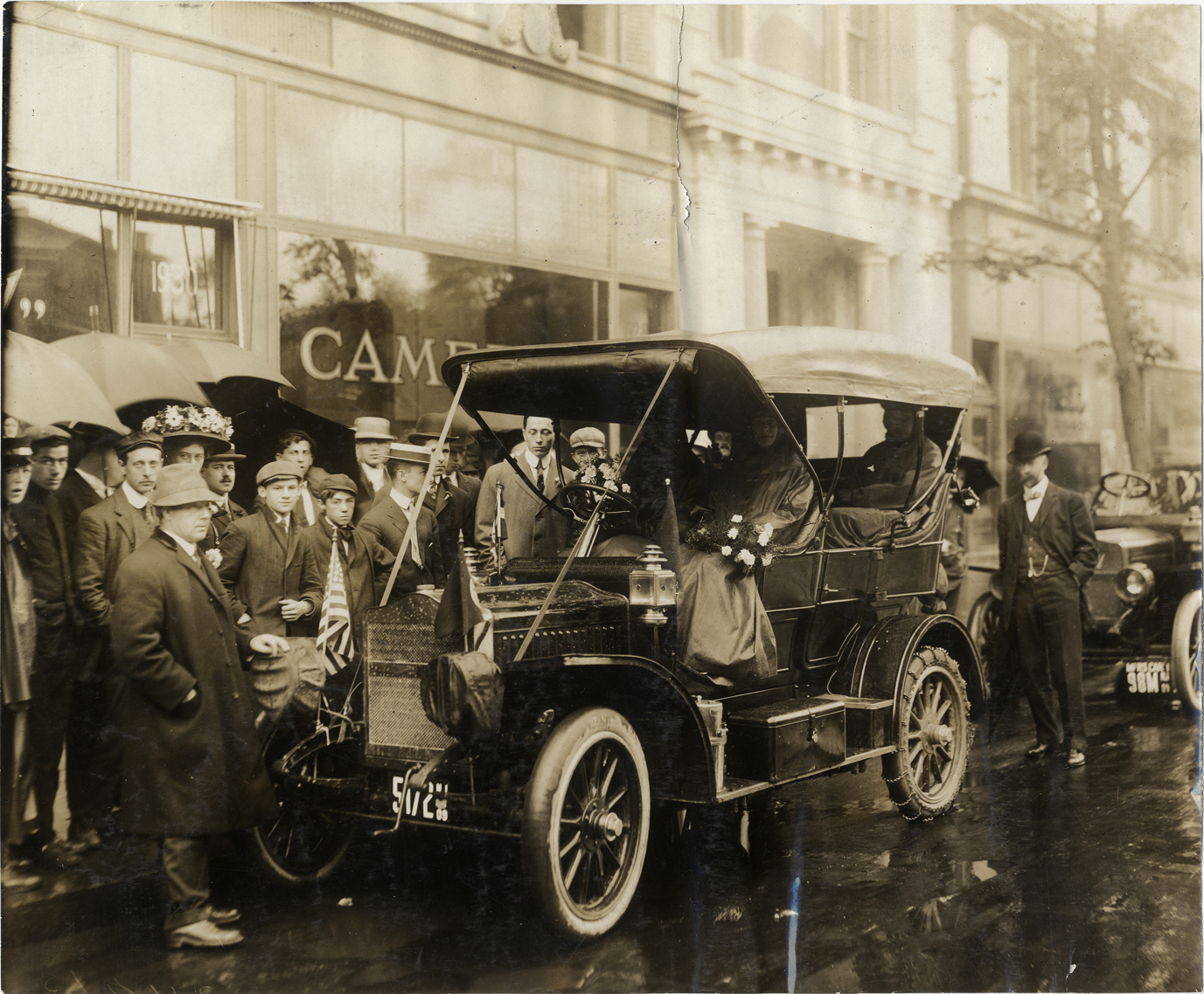 Alice Ramsey and passengers in Maxwell automobile, 1909 Alice H. Ramsey Tour