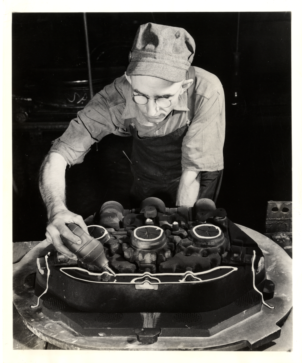 Worker sealing mold, Chevrolet foundry