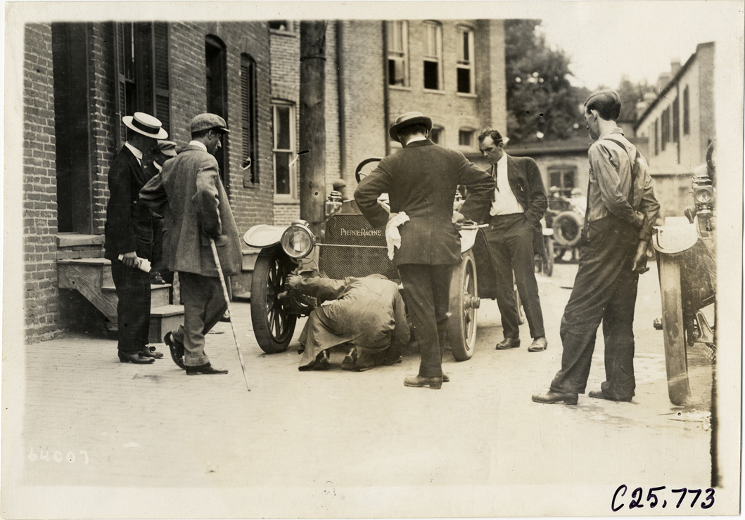 Onlookers surrounding Pierce-Racine automobile, 1910 Munsey Historic Tour