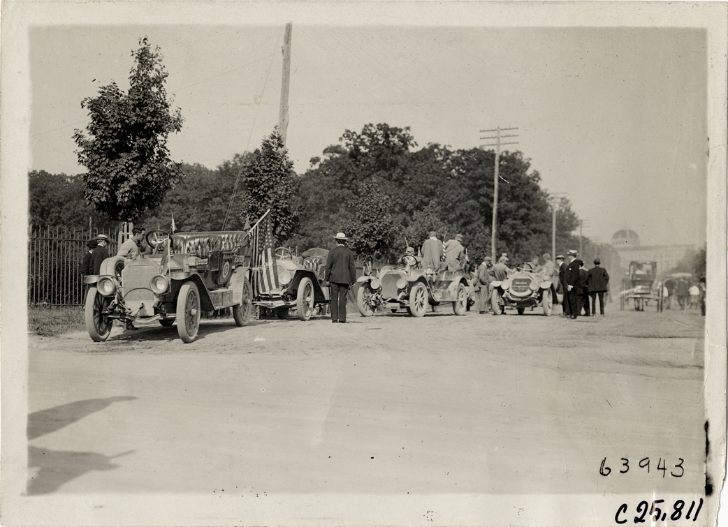 Automobiles lined up in road, 1910 Munsey Historic Tour