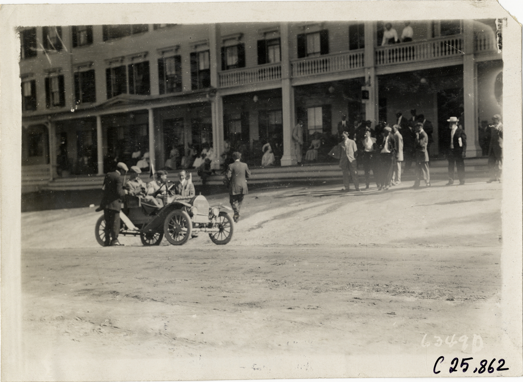 Motorists in automobile in front of hotel, 1910 Munsey Historic Tour