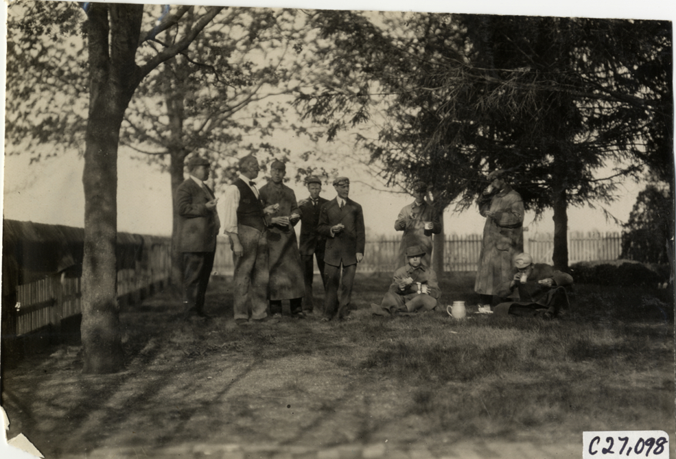 Motorists picnicking on lawn, 1909 New York Economy Contest