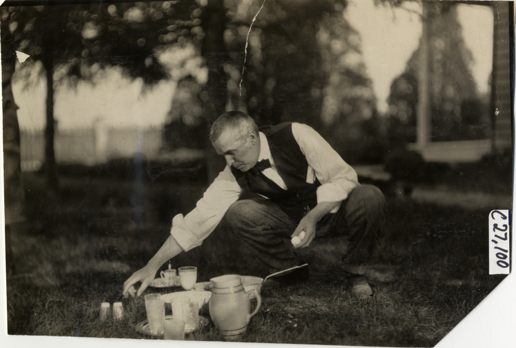 Motorist having picnic on lawn, 1909 New York Economy Contest