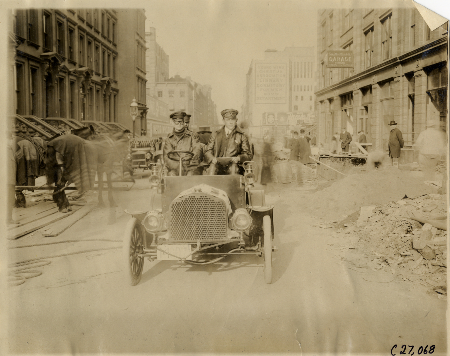 Motorists posing in Compound automobile, 1905 New York Motor Club Economy Contest