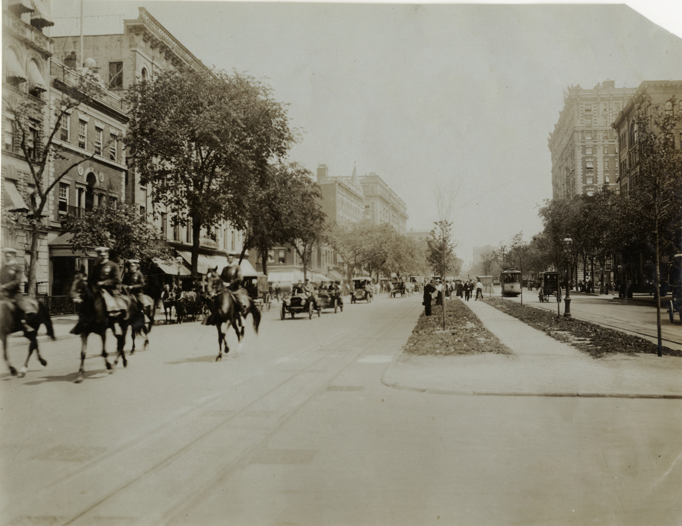 Mounted police leading automobile parade on boulevard, 1906 New York Orphans Day outing