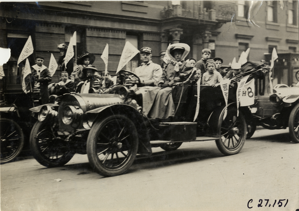 Children and motorists posing in Rainier automobile, 1909 New York Orphans Day outing