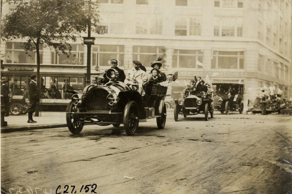 Children and motorists posing in Royal Tourist automobile, 1909 New York Orphans Day outing