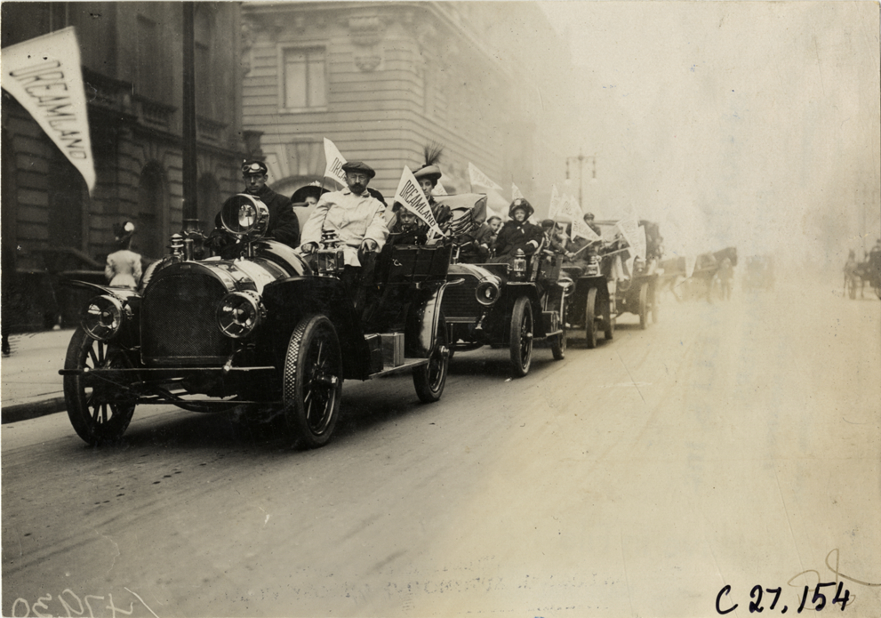 Children and motorists posing in Royal Tourist automobile, 1909 New York Orphans Day outing
