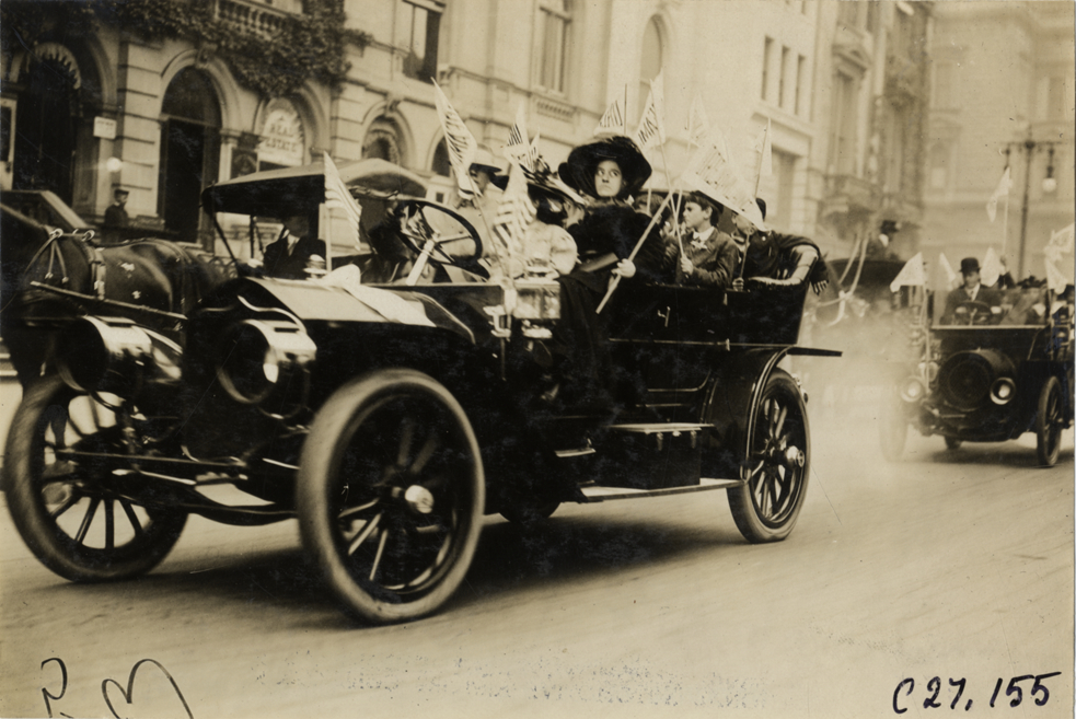 Children and motorists posing in automobile, 1909 New York Orphans Day outing