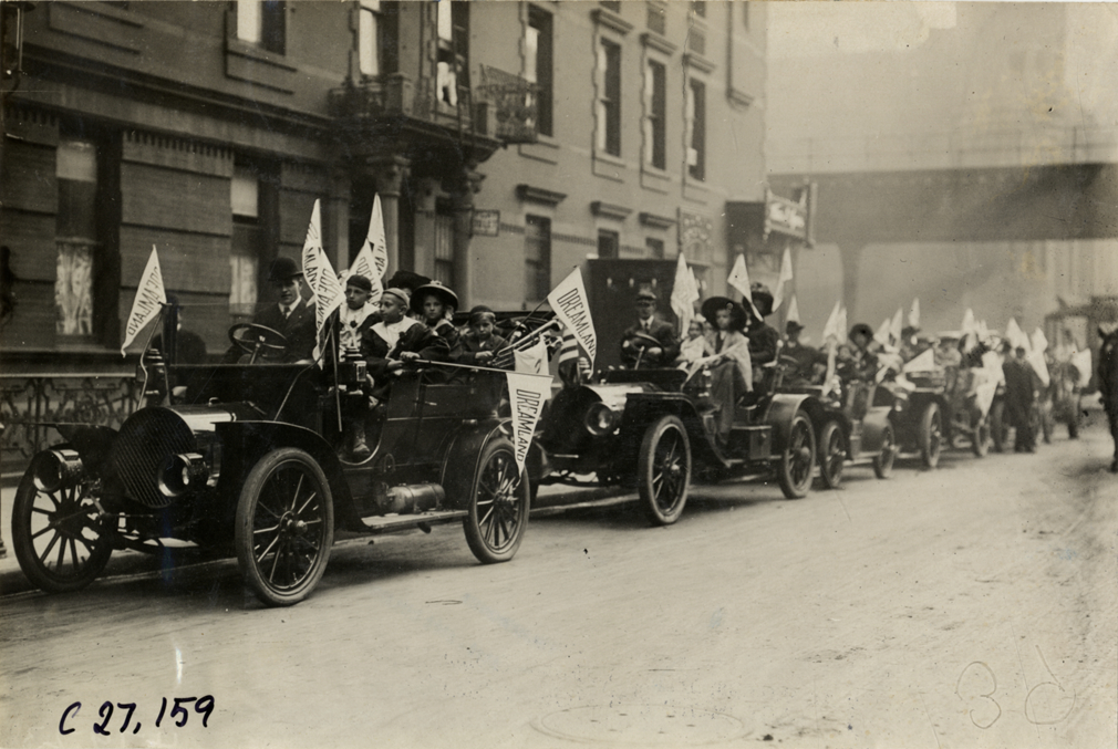 Children and motorists posing in Franklin automobiles, 1909 New York Orphans Day outing