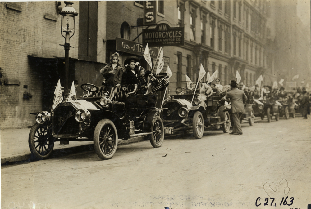 Children and motorists posing in Buick automobiles, 1909 New York Orphans Day outing