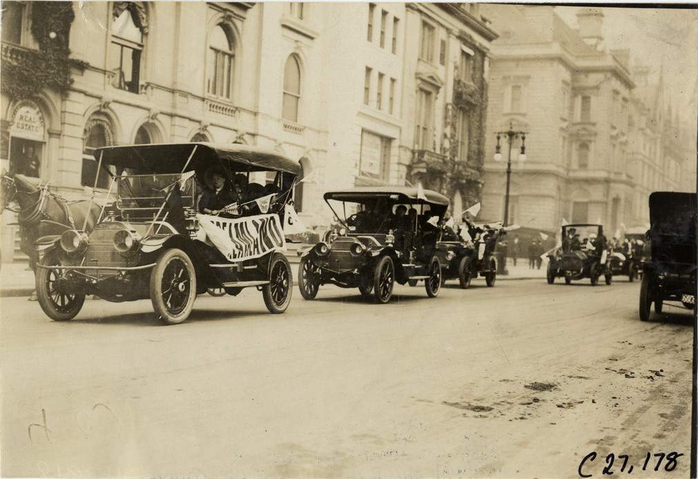 Children and motorists in automobiles lined up in street, 1909 New York Orphans Day outing