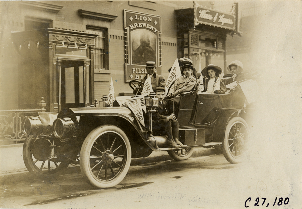 Children and motorists posing in Franklin automobile, 1909 New York Orphans Day outing
