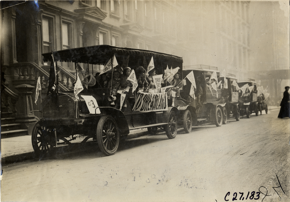 Children and motorists in Manhattan truck, 1909 New York Orphans Day outing