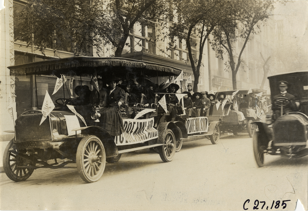 Children and motorists in Manhattan truck, 1909 New York Orphans Day outing