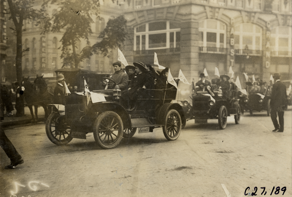 Children and motorists in Maxwell automobiles, 1909 New York Orphans Day outing