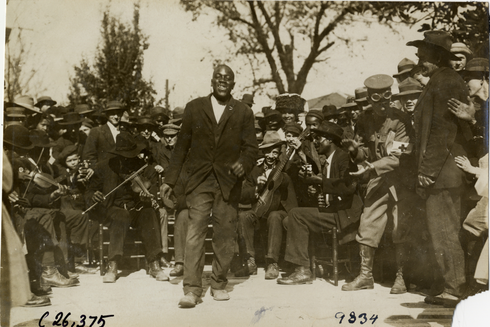 Man standing in front of musicians, 1909 New York-Atlanta Good Roads Tour