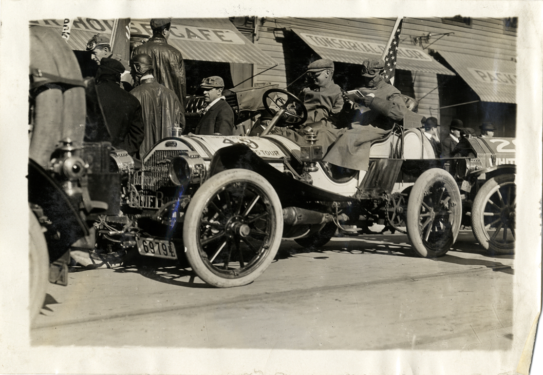 Motorists in Apperson automobile, 1909 New York-Atlanta Good Roads ...