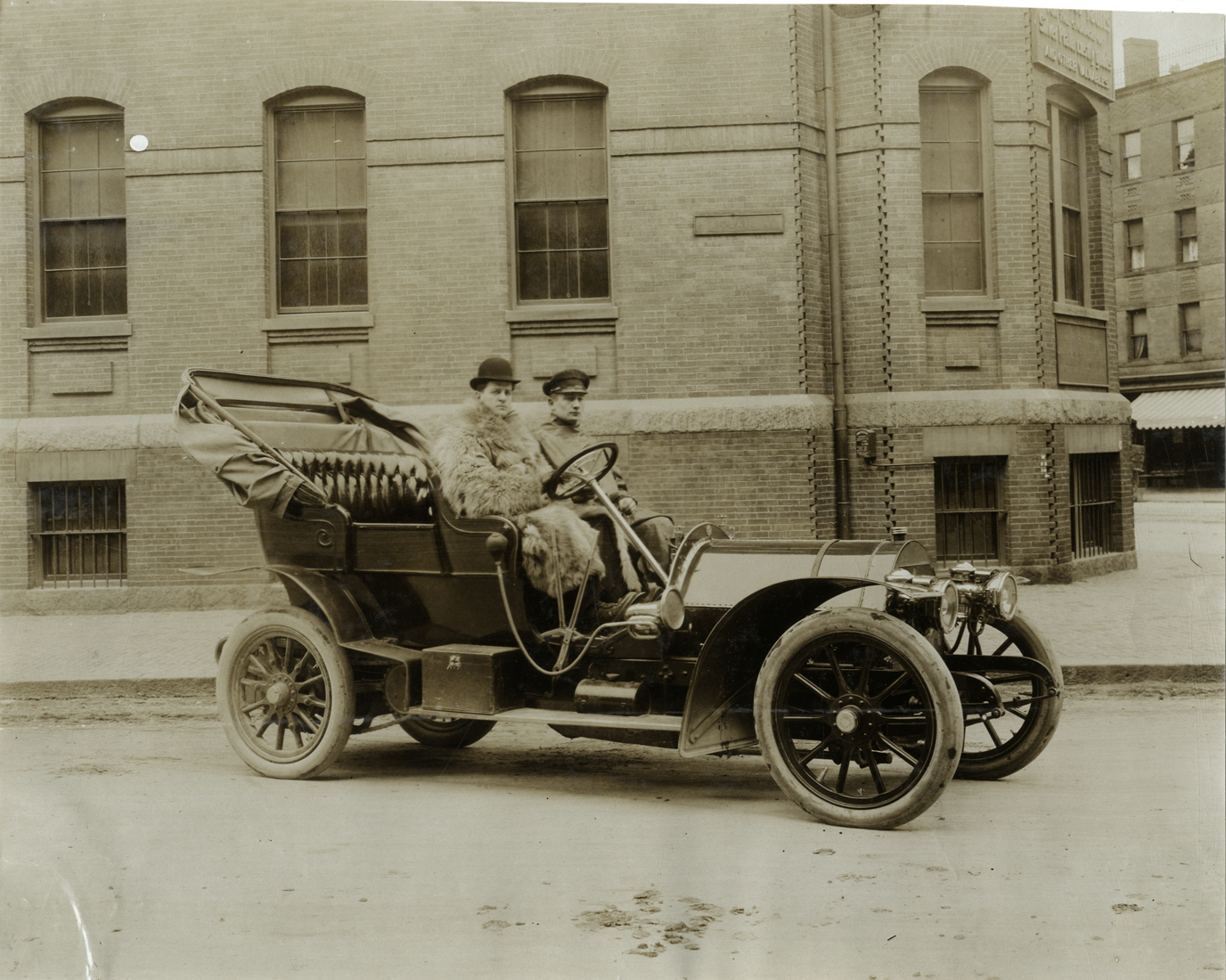 Motorists posing in 1906 Argus automobile