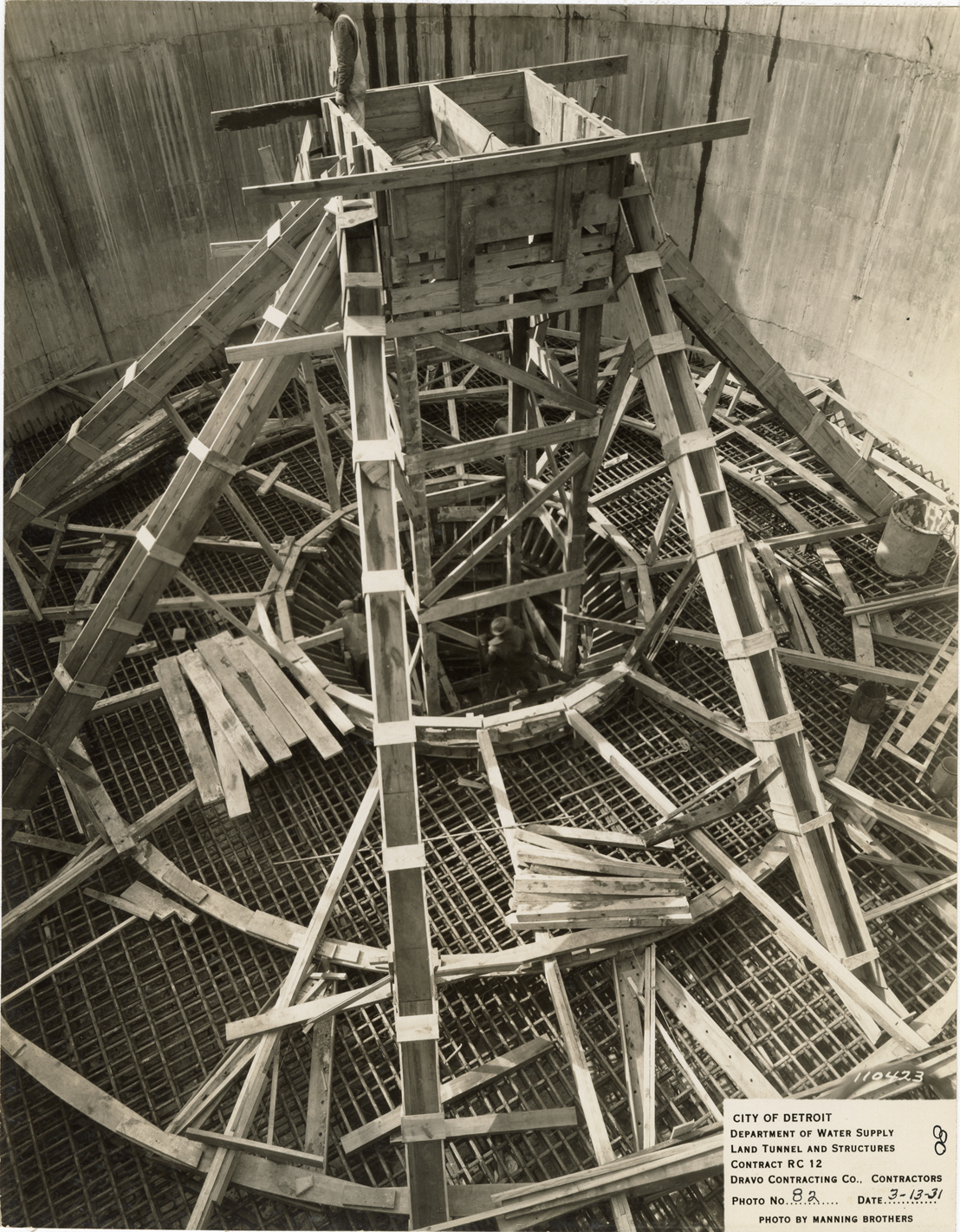 Workers constructing screen chamber, Waterworks Park, Detroit water supply system