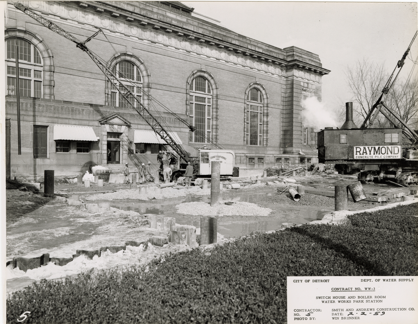 Workers bailing water from casings, pouring concrete and driving pile casings, Waterworks Park, Detroit water supply system