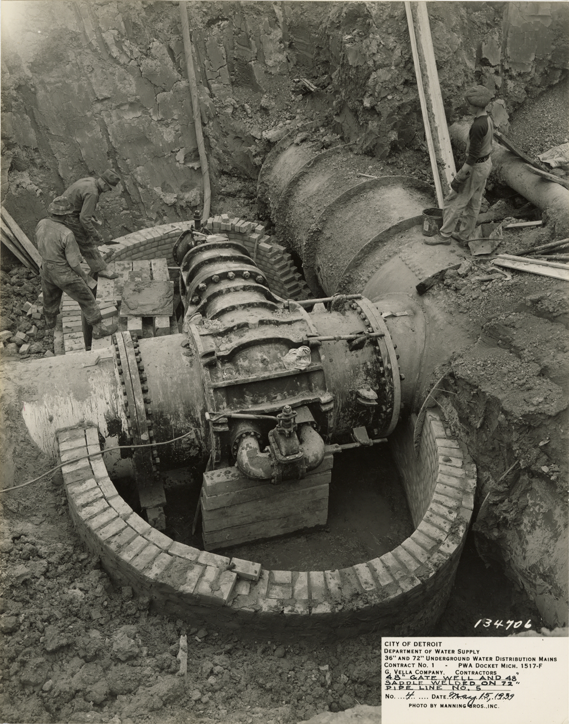 Workers constructing gate well, Detroit water supply system