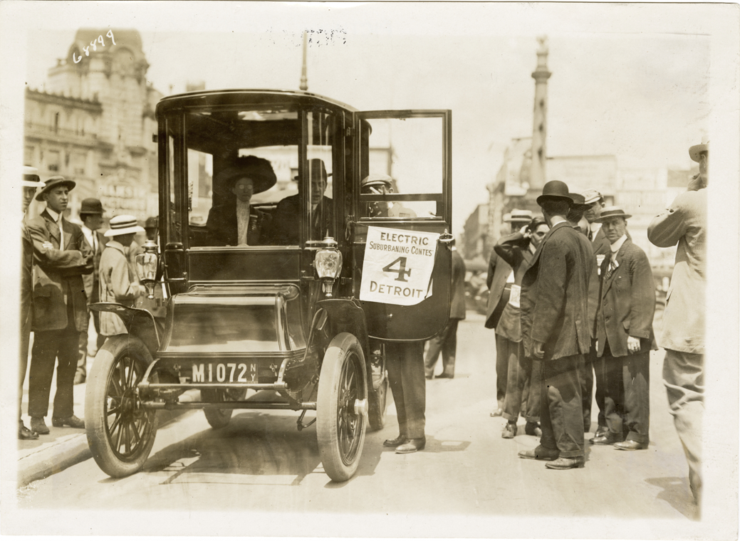 Motorists with Detroit Electric automobile, 1911 Electric Suburbaning Contest