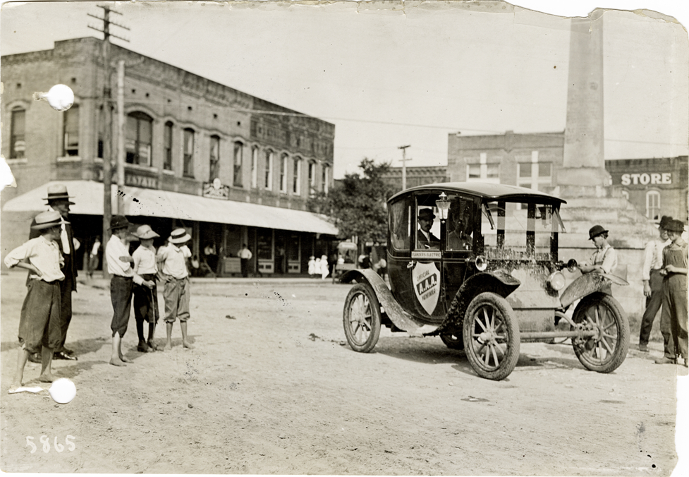 Flanders automobile in Lawrenceburg, Tennessee, 1912 Glidden pathfinding expedition