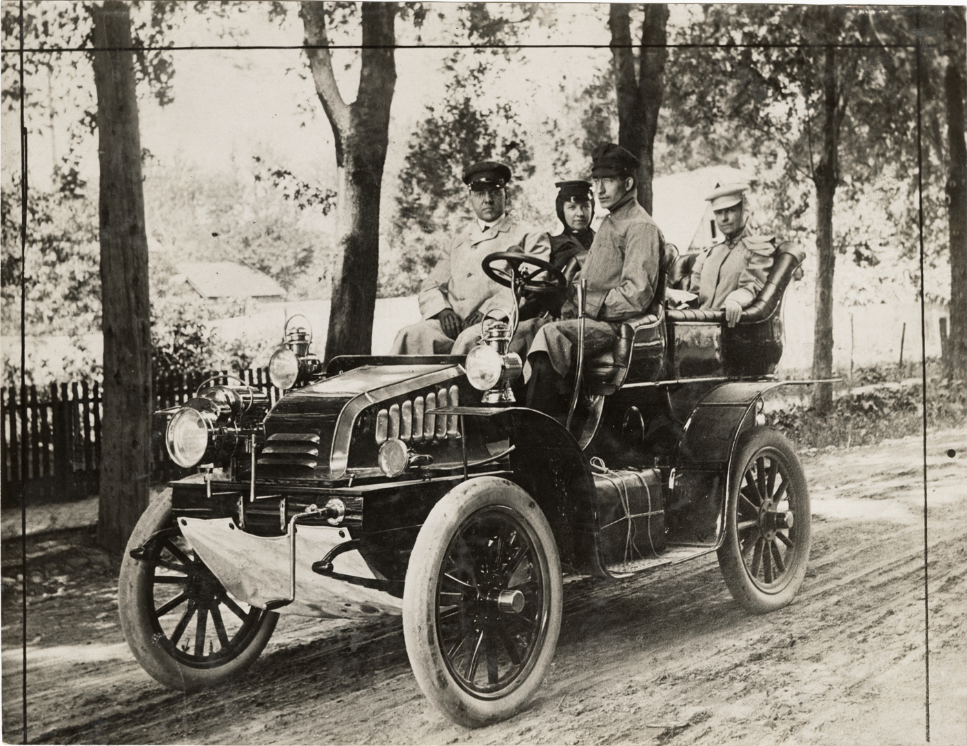 Motorists posing in a 1904 Haynes-Apperson automobile