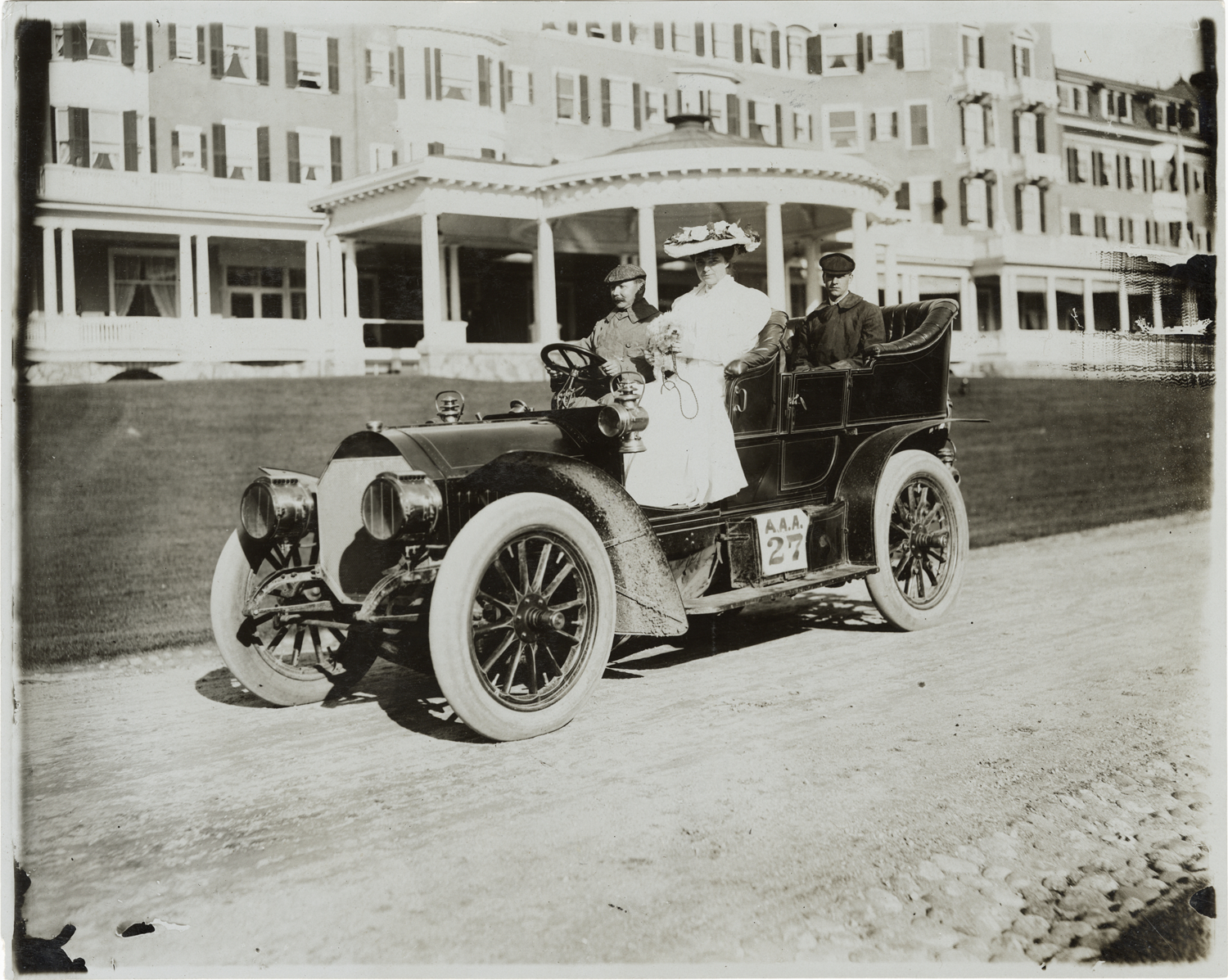 Motorists in Locomobile automobile, 1905 Glidden Tour