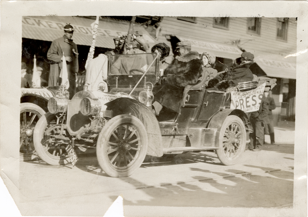 Motorists in 1907 Locomobile press automobile
