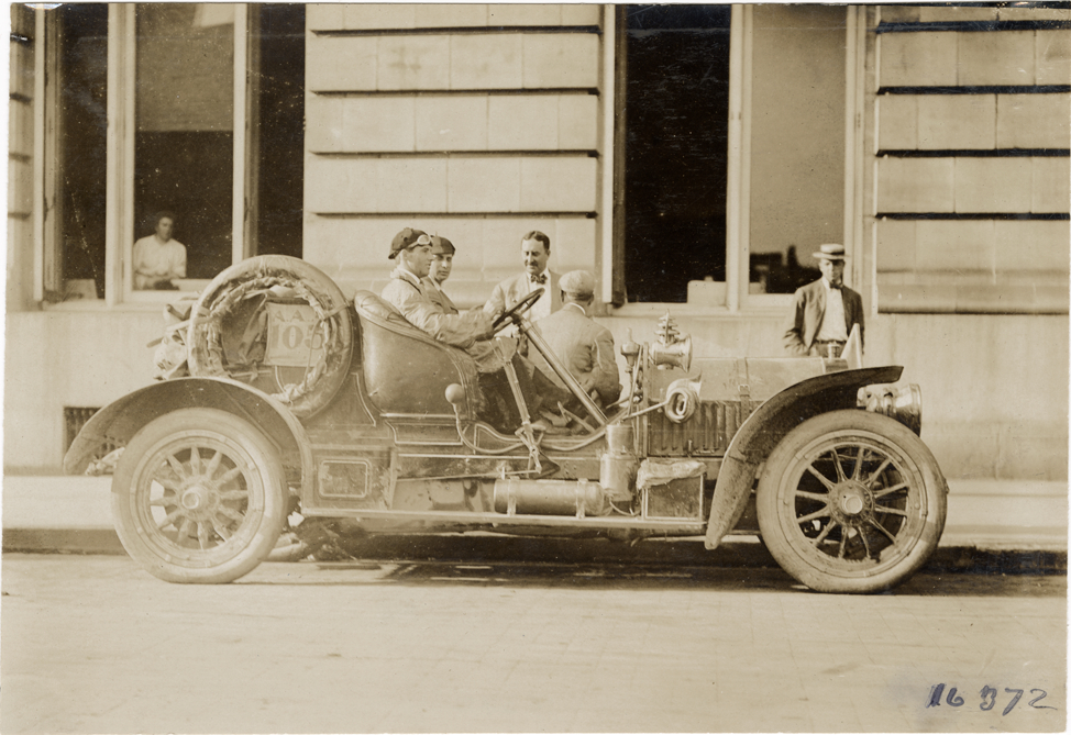 Motorists in 1907 Locomobile automobile, 1907 Glidden Tour