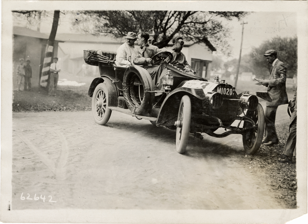Motorists in 1910 Locomobile automobile