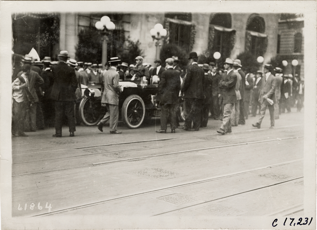 Crowd surrounding Maxwell automobile, 1910 Abernathy Kids New York to Oklahoma Tour