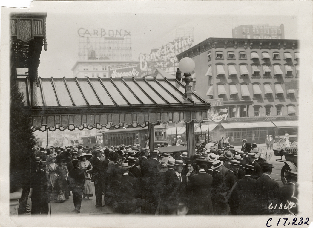 Crowd surrounding Brush automobile, 1910 Abernathy Kids New York to Oklahoma Tour