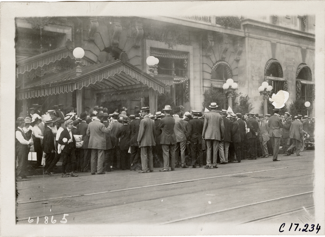 Crowd surrounding Brush automobile, 1910 Abernathy Kids New York to Oklahoma Tour