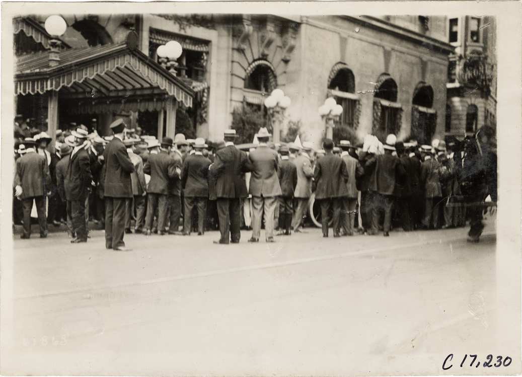 Crowd surrounding Brush automobile, 1910 Abernathy Kids New York to Oklahoma Tour