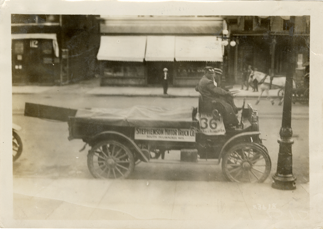 Motorists posing in Stephenson truck, 1911 Chicago Reliability Run