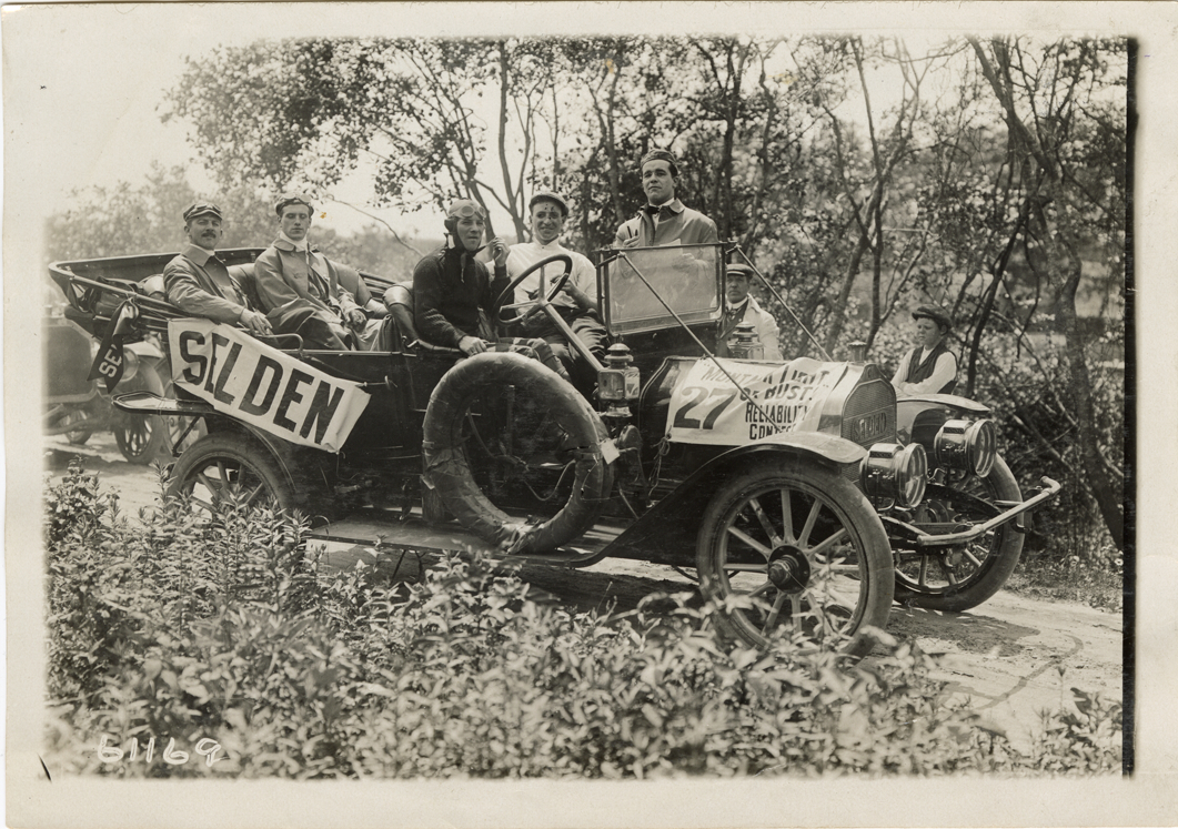 Motorists posing in Selden automobile, 1910 Montauk Point Reliability Run