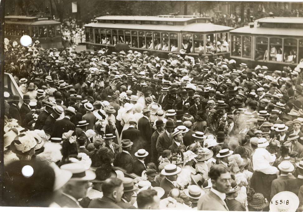 Crowd, 1912 Cadillaqua