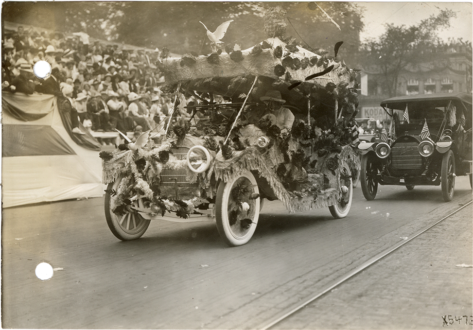 Motorists in decorated Jackson automobile, 1912 Cadillaqua parade
