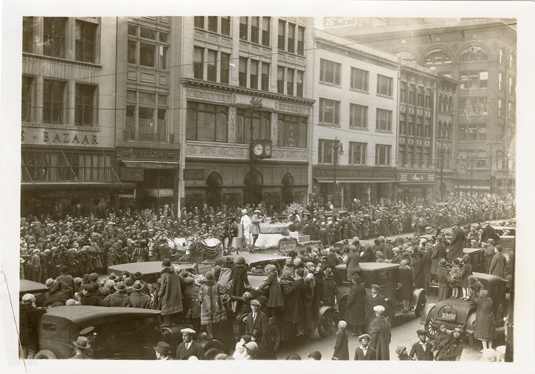 "Four and twenty blackbirds" float, 1925 J.L. Hudson Thanksgiving Day parade