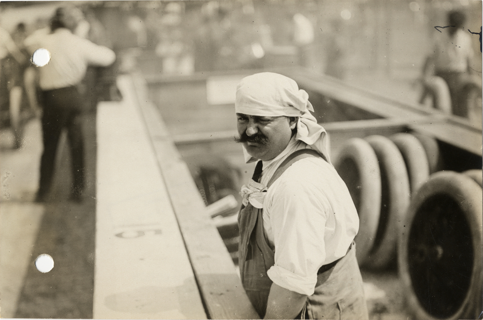 Paul Zuccarelli in pits, 1913 Indianapolis 500 automobile race DPL DAMS